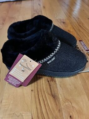 Muk Luks Black and Gray Women's Slippers Size 7/8/ Medium Rubber Bottons